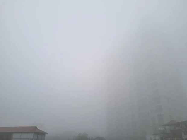 Sáng 2/2, khi mở cửa, kéo rèm nhìn ra ngoài trời, người dân Hà Nội sửng sốt khi thấy trời đất mù mịt sương, không nhìn thấy rõ vật gì.