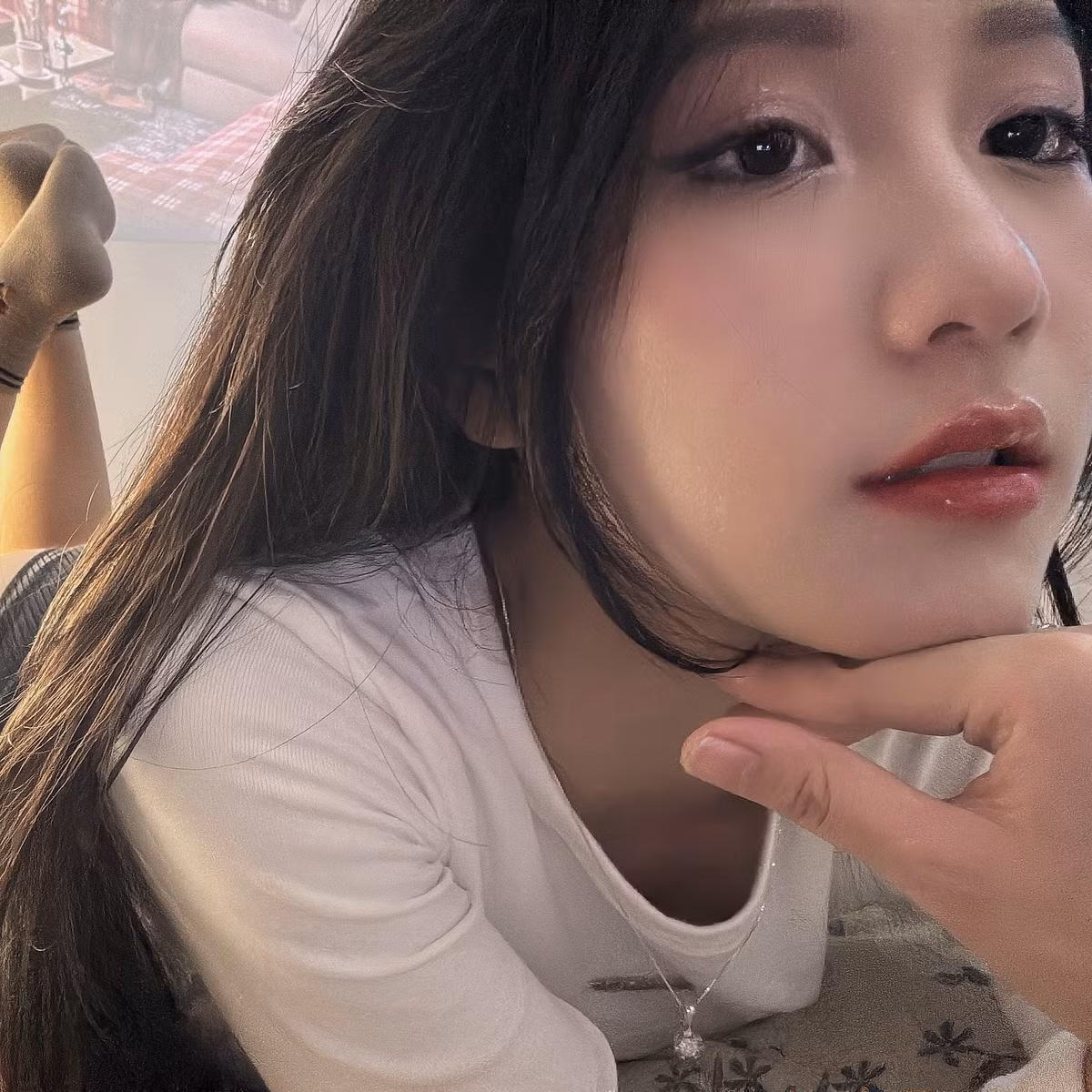 Bộ ảnh lần này của Hiền Thương một lần nữa chứng minh rằng, quyến rũ không nhất thiết phải hở hang, mà chính thần thái và cách thể hiện mới là điều tạo nên sức hút thực sự.