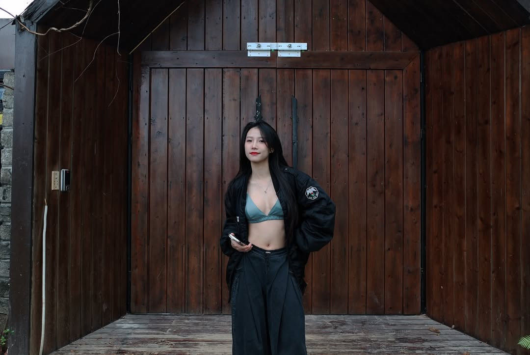 Nguyễn Hiền Thương, một hot TikToker nổi tiếng, tiếp tục khiến cộng đồng mạng dậy sóng với bộ ảnh mới đầy quyến rũ.