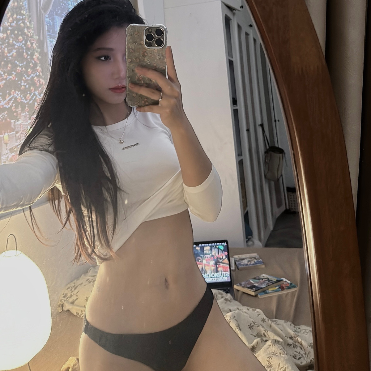 Những video của hot girl "xứ chè" thường xuyên thu hút hàng trăm nghìn lượt xem nhờ phong cách cuốn hút và cách tương tác duyên dáng.