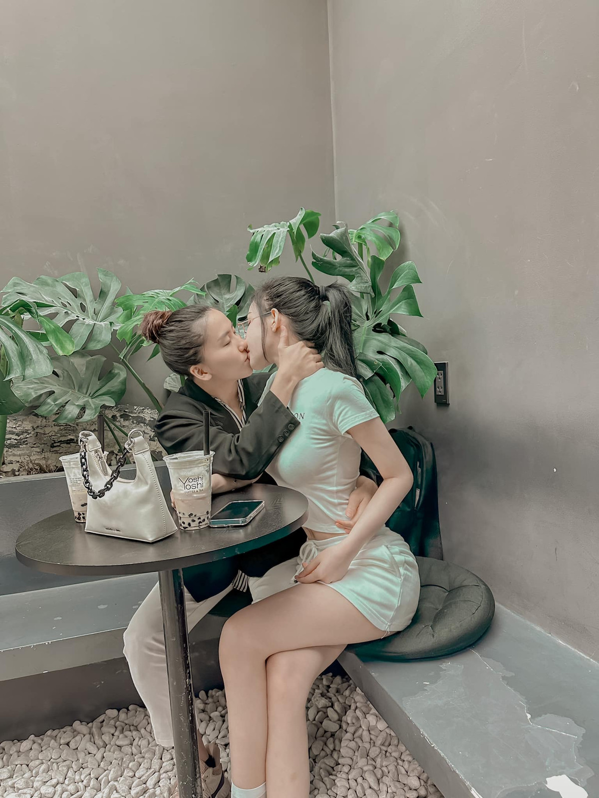 Nhận được lời mời kết bạn và tin nhắn làm quen của Tú, Nhi chỉ đáp lại cho vui, thậm chí còn xem đối phương là trò giải khuây.