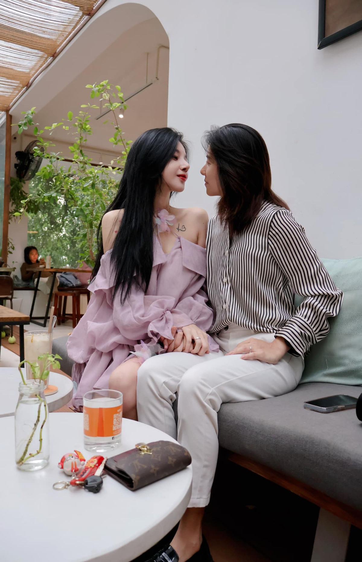 Nhi và Tú quen nhau qua mạng xã hội, tình yêu bắt đầu từ sự chân thành và nghiêm túc của Tú.