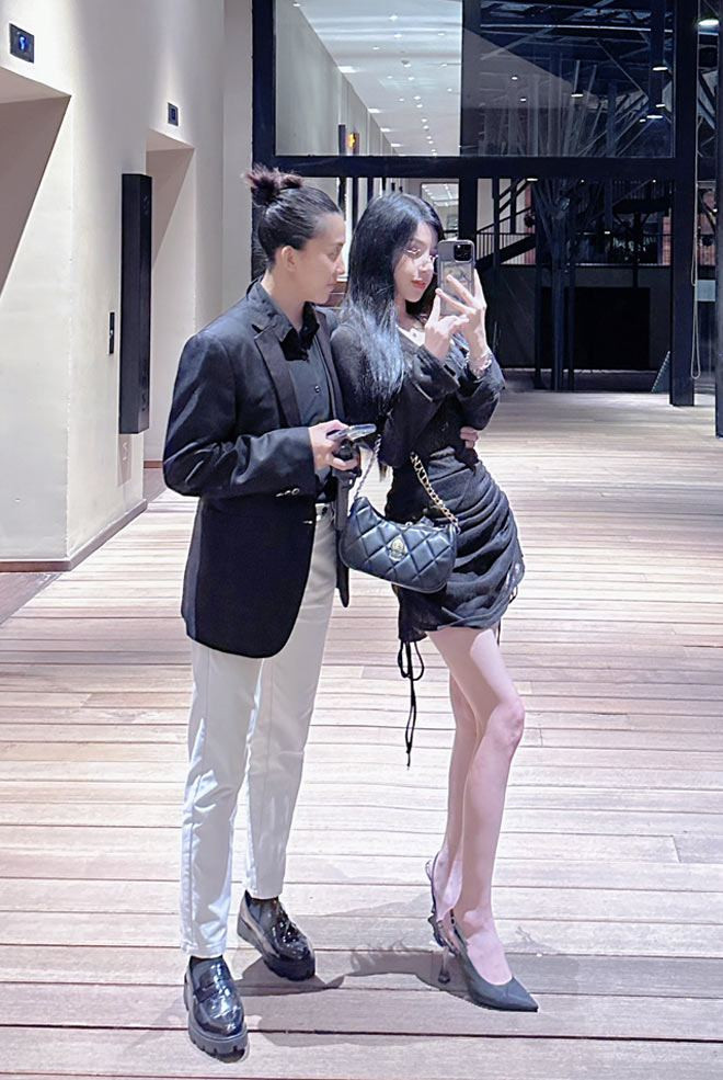 Eira Nhi nhận ra giới tính thật của mình khi mới dậy thì. Học hết cấp 3, cô nàng chính thức “come out” và chuyển vào TP.HCM tự lập.