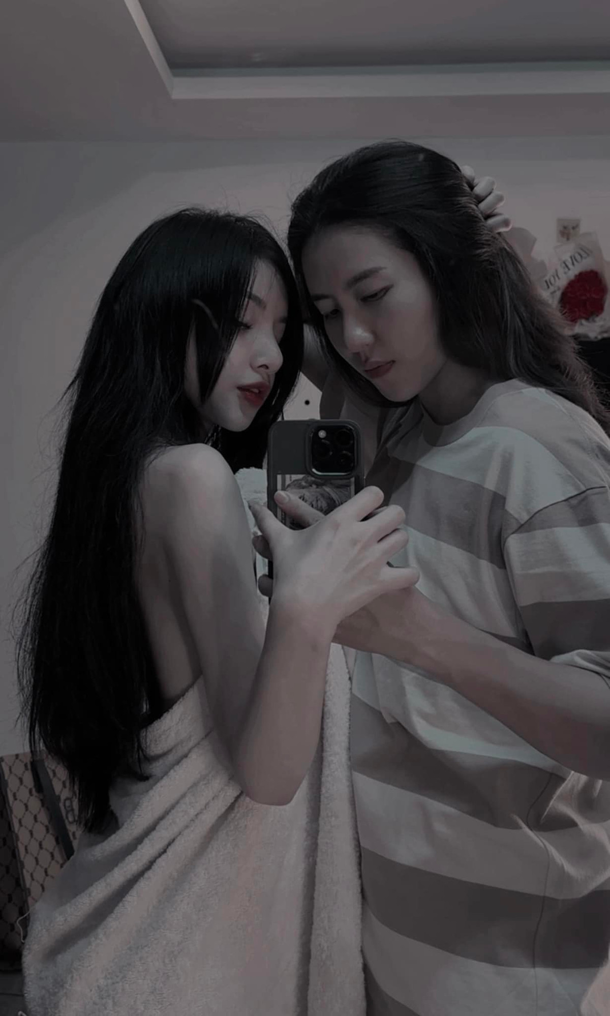 Nhi và Tú cũng như các cặp đôi đang yêu khác, thể hiện tình cảm bằng hành động quan tâm, chiều chuộng nhau.