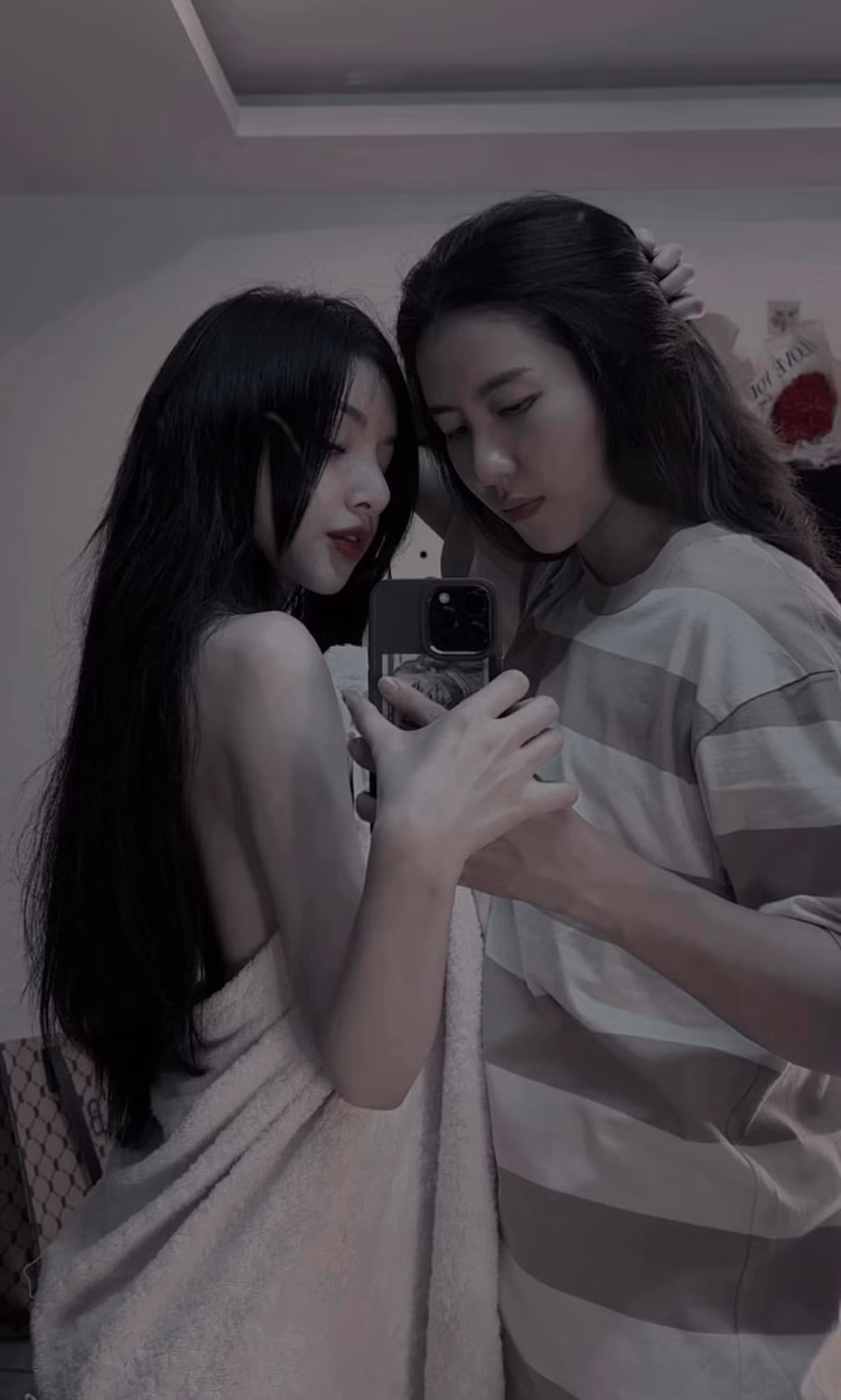 Nhi và Tú cũng như các cặp đôi đang yêu khác, thể hiện tình cảm bằng hành động quan tâm, chiều chuộng nhau.