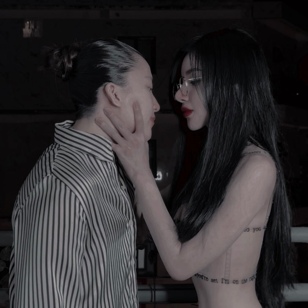 Tú có vẻ ngoài nam tính hơn nhưng thực chất tính cách rất dịu dàng, luôn chăm sóc Nhi một cách tỉ mỉ. Nhờ Tú, Nhi có cuộc sống ổn định hơn nhiều.