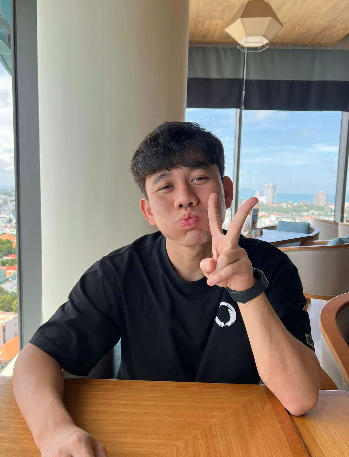 Trước Minh Vương, nhiều cầu thủ khác như Quang Hải, Đoàn Văn Hậu, Hoàng Đức, Hồ Tấn Tài, Tiến Linh… đều sở hữu cho mình một chiếc xe thuộc dòng Mercedes này.