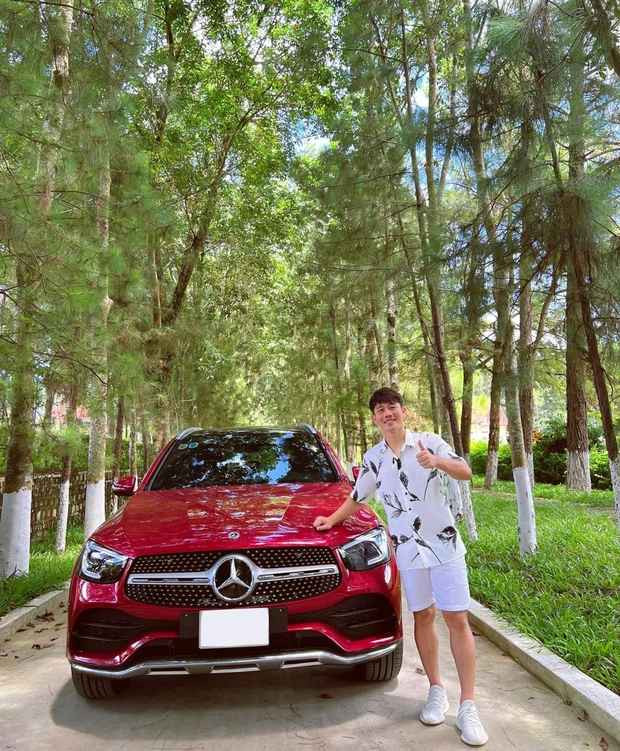 Mới đây, trên trang cá nhân, cầu thủ Trần Minh Vương có đăng tải hình ảnh bên chiếc Mercedes GLC và gửi lời cảm ơn đến thương hiệu xe ô tô này. Tuy nhiên, tiền vệ đội tuyển Việt Nam cũng không chia sẻ nhiều về chiếc xe hoặc quyết định mua xe của mình.