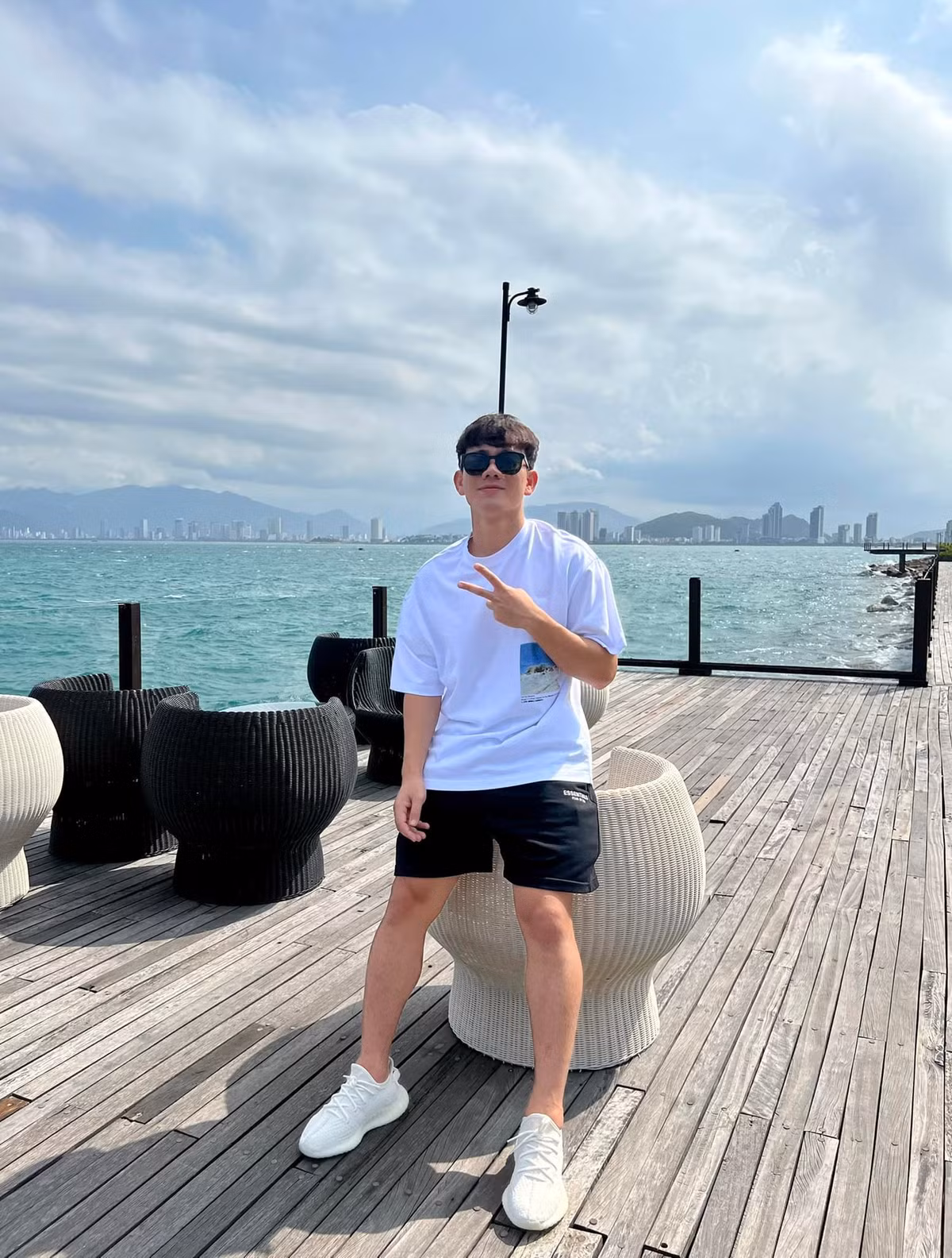 Thay vì quan tâm đến chiếc ô tô bạc tỷ của chiến hữu, Thanh "Hộ" (biệt danh của Văn Thanh) lại “bóc phốt” đôi chân “sai sai” của Minh Vương: “Chân dài thế nhỉ?”.