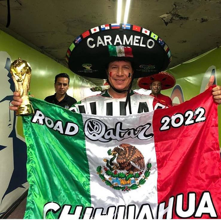 Với chiếc mũ đen trên đầu, mặc áo thi đấu màu xanh lá cây truyền thống và mang theo lá cờ Mexico có thêu dòng chữ của bang Chihuahua ở mặt trước, Héctor Chávez đã trở thành gương mặt quen thuộc với cổ động viên bóng đá.