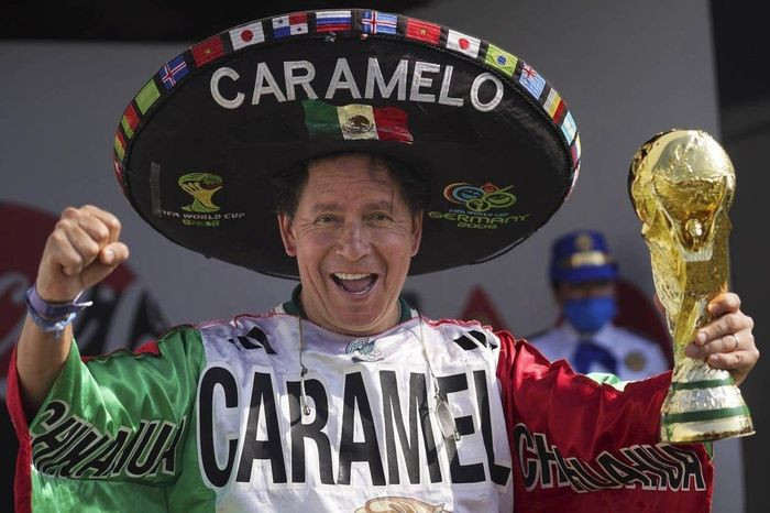 Chávez học ngành quản trị kinh doanh và lần đầu tiên tham dự World Cup bằng vé do cha ông mua. Ông nhớ mình đã đến Italy với chiếc ba lô đơn giản trên vai và ngân sách rất eo hẹp.