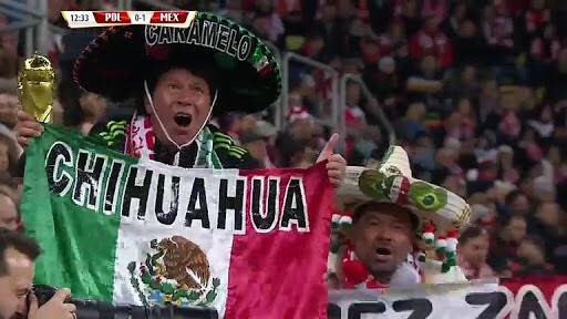 Trận đấu đầu tiên của đội tuyển quốc gia mà Chávez tham dự là vào ngày 19/2/1986. Trận đấu đầu tiên mà cổ động viên này đến xem tại World Cup cũng diễn ra cùng năm đó, vào ngày 3/6.