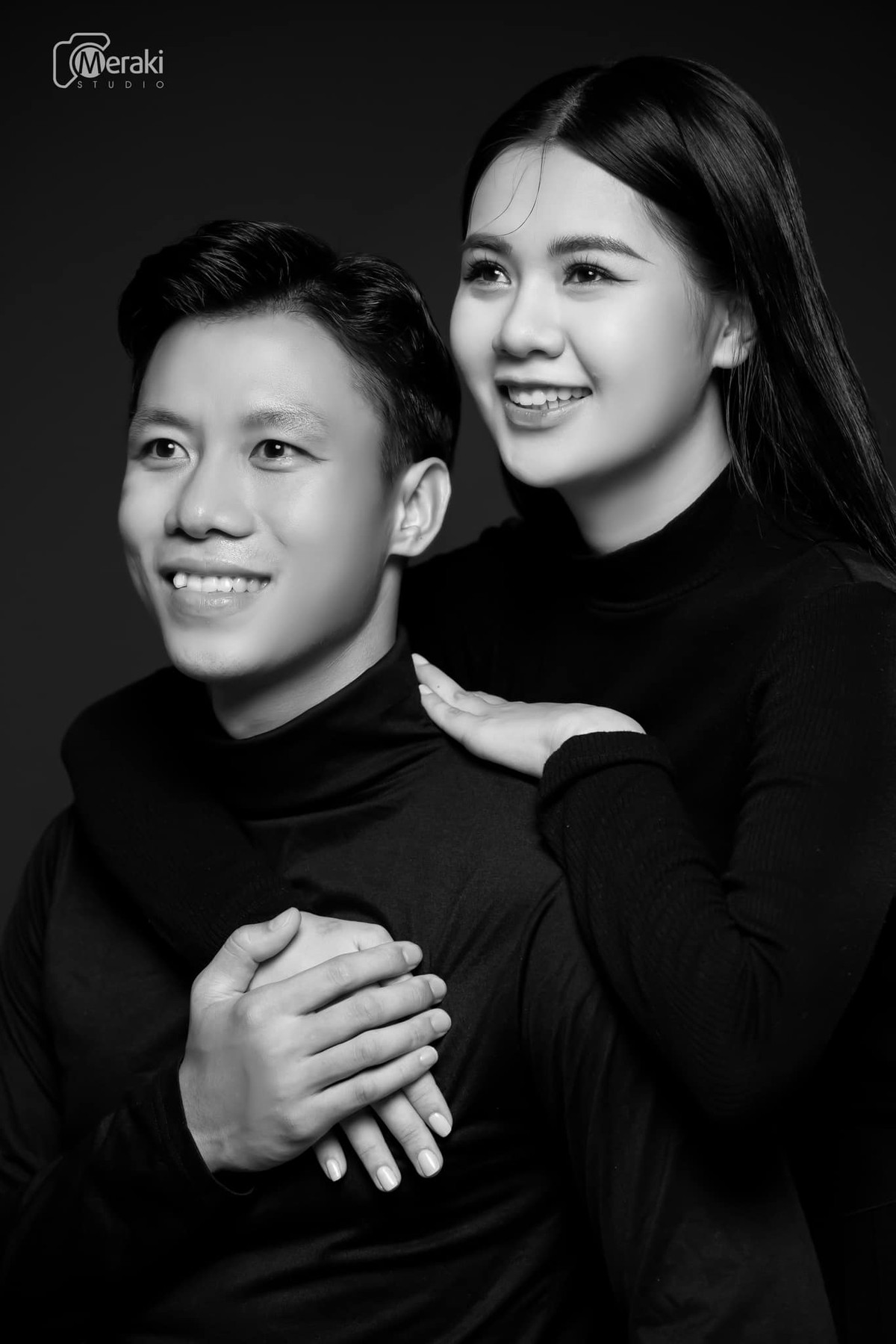 Dương Thùy Phương từng chia sẻ những kỷ niệm khi Quế Ngọc Hải theo đuổi mình: "Bạn em có gửi cho em một bức hình, Hải đi Hội An rồi đưa bức ảnh của em để người ta vẽ, đem về treo nhưng không dám gửi cho em đâu. Có mấy lần bạn em bảo Hải có vào trong Hà Tĩnh nhưng vào rồi nhưng cũng không dám gọi em ra để gặp, thế là quay về. Thì cũng bền bỉ cũng khá lâu lắm".