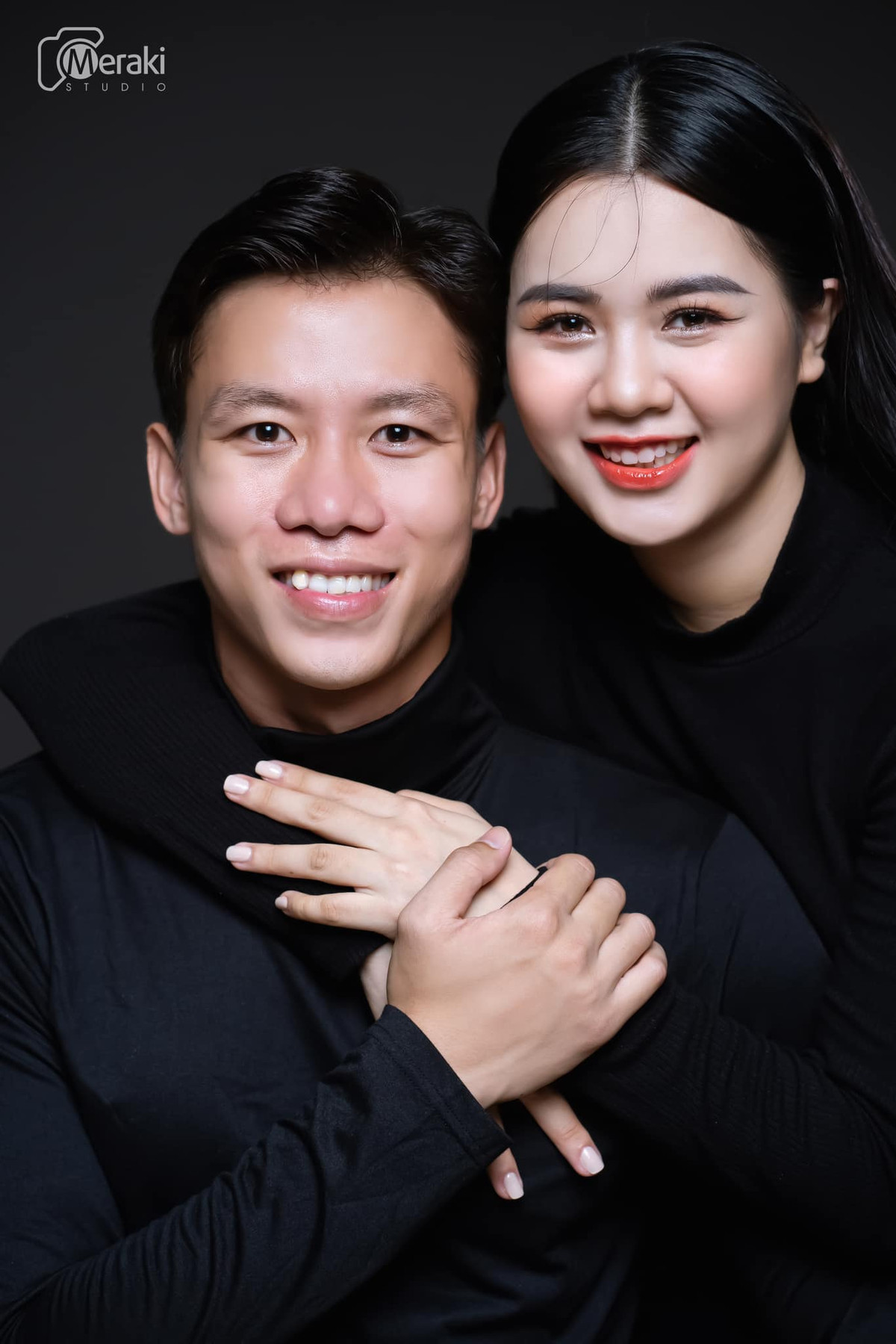 Ở hậu trường, khi chụp ảnh đôi, Quế Ngọc Hải vòng tay ôm eo bà xã từng là Hoa khôi Đại học Vinh nổi tiếng một thời. Anh dành ánh mắt si mê, đắm đuối. Còn nàng WAG lại gây ấn tượng với gương mặt xinh đẹp, phúc hậu cùng nụ cười hạnh phúc.