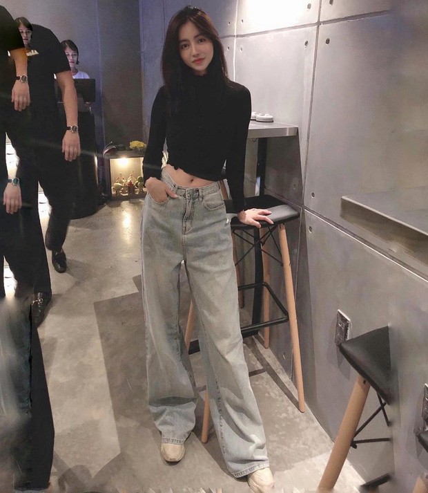 Lúc nào diện đồ rộng rãi, khoẻ khoắn thì thôi còn khi khoe eo là Trang Anna lại khiến dân tình tấm tắc.