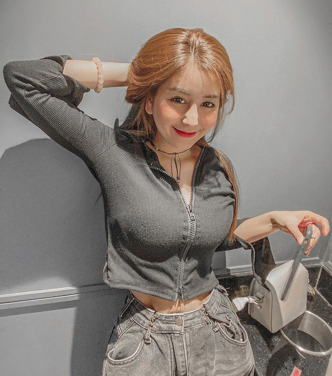 Biết được lợi thế của mình, Võ Ngọc Trân thường chọn những trang phục có thể giúp khoe vòng eo con kiến, đồng thời tôn lên sự quyến rũ của vòng 1 đầy đặn.