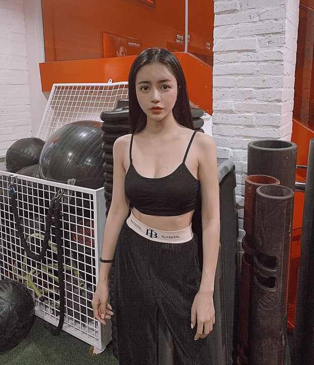 Chăm đi tập thế này mà không có chiếc eo đẹp đẽ, phẳng phiu mới lạ.