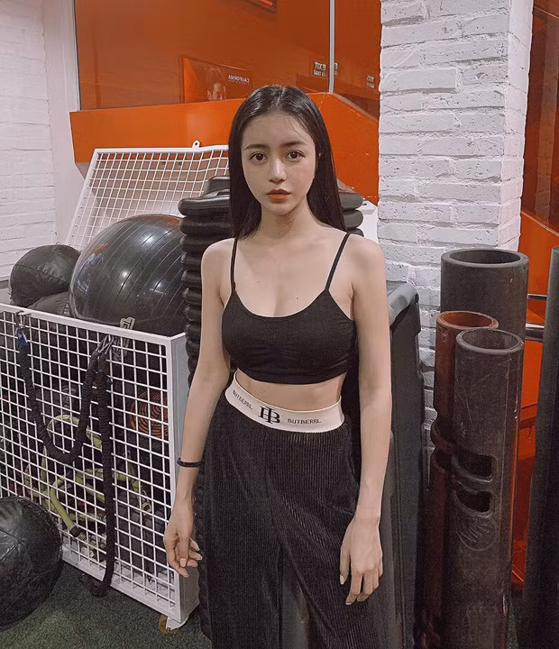 Chăm đi tập thế này mà không có chiếc eo đẹp đẽ, phẳng phiu mới lạ.