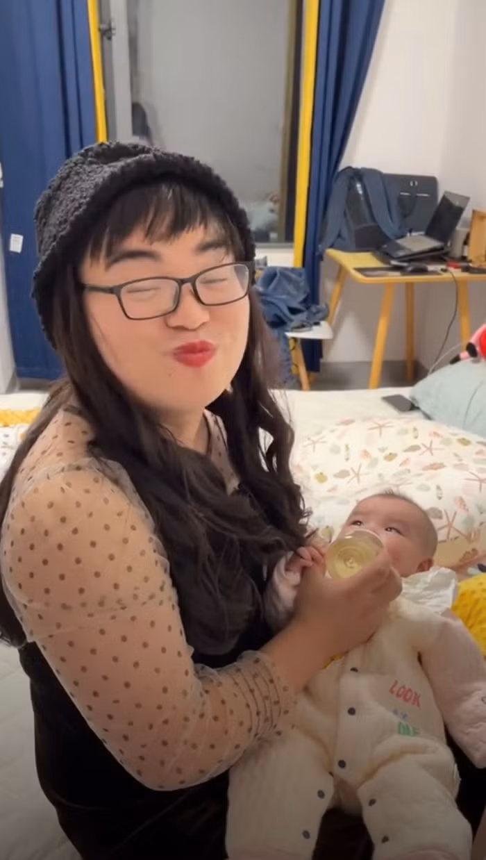 Để thay vợ cho con uống sữa mà không bị bé gào khóc hay từ chối, vị phụ huynh nam đã quyết định mặc váy, đội tóc giả và trang điểm thật xinh đẹp mới có thể chạm được vào con.