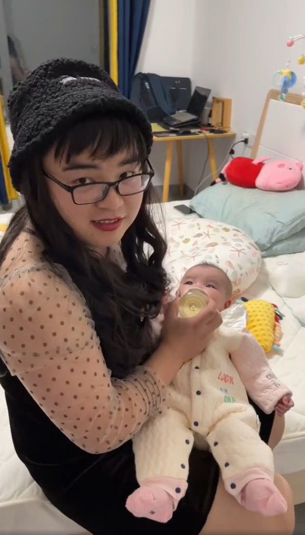 Đoạn clip của ông bố chăm con nhanh chóng thu hút hàng nghìn sự chú ý bởi màn giả gái đầy ấn tượng.