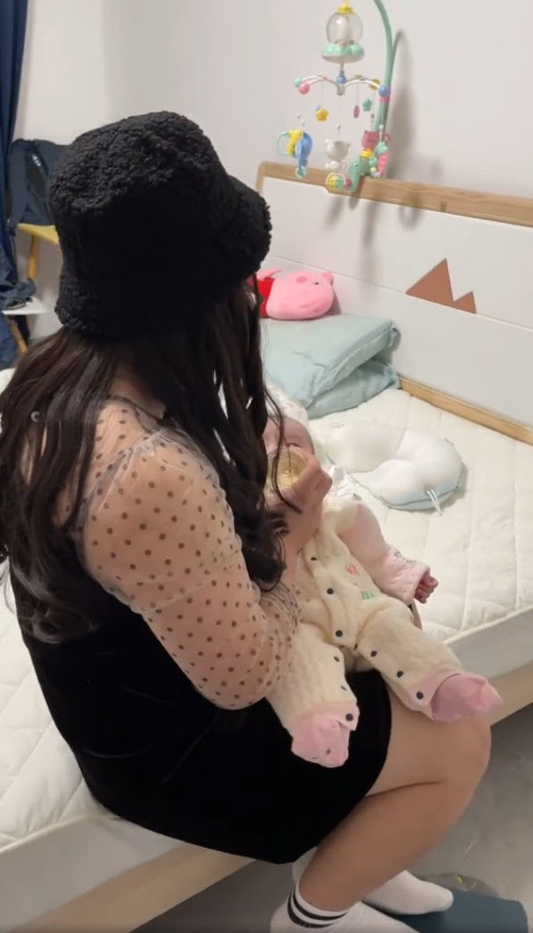 Một ông bố ở trong hoàn cảnh này đã nghĩ ra kế sách cực thông minh để con ngoan ngoãn uống sữa khi mẹ vắng nhà và nhận về rất nhiều lời tán dương của dân mạng.