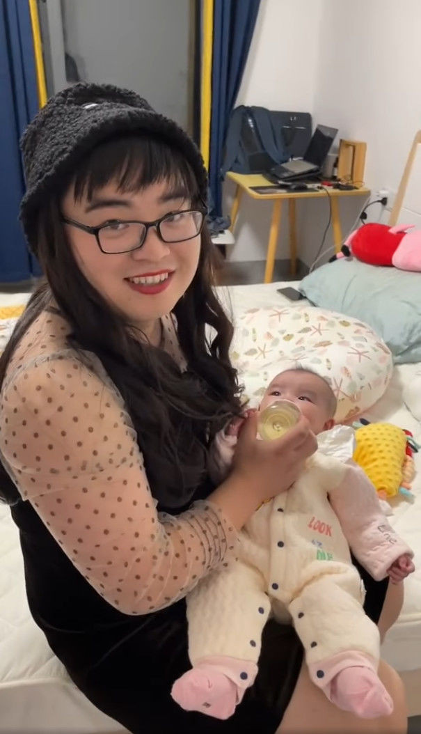 Việc làm này xuất phát từ lý do em bé 4 tháng tuổi rất bện hơi mẹ nên chỉ nhận biết duy nhất một người, còn lại không chịu theo bất kỳ một ai kể cả bố ruột.