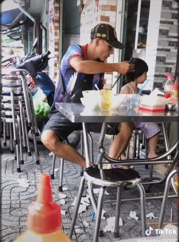 Màn hóa thân thành vợ của ông bố về cơ bản đã thành công ngoài mong đợi. Đây cũng là cơ hội để hai bố con được gần gũi nhau hơn.