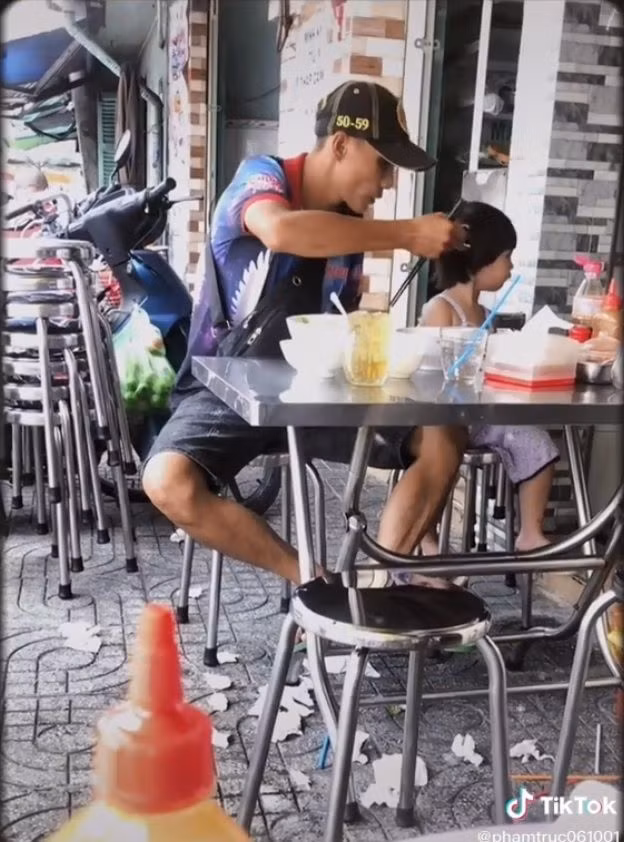 Màn hóa thân thành vợ của ông bố về cơ bản đã thành công ngoài mong đợi. Đây cũng là cơ hội để hai bố con được gần gũi nhau hơn.