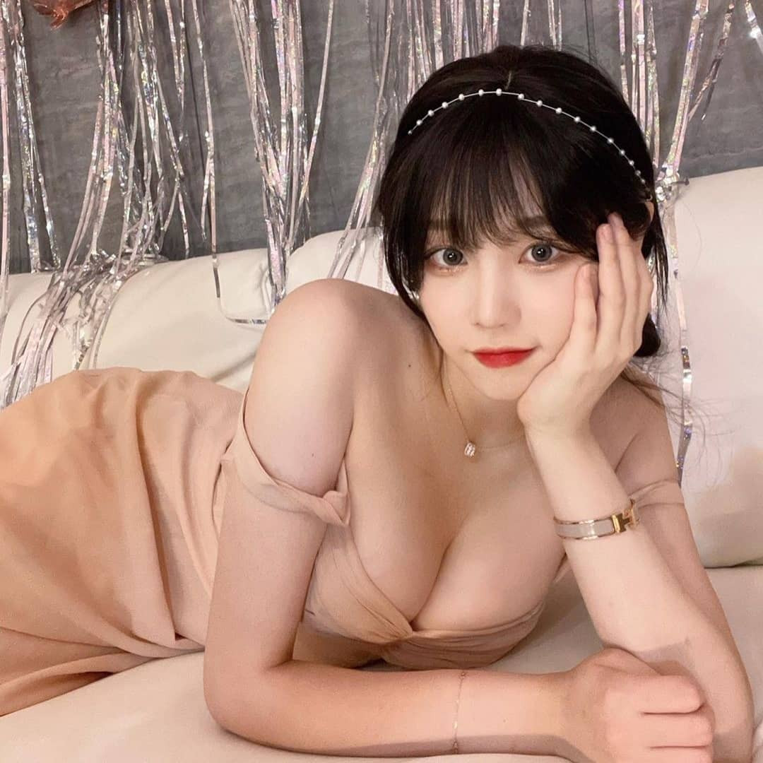 Thông qua những bức ảnh đó có thể thấy Han Kyung yêu thích thể thao và du lịch. Tất nhiên sẽ không thể hiếu những bức ảnh diện bikini nóng bỏng.