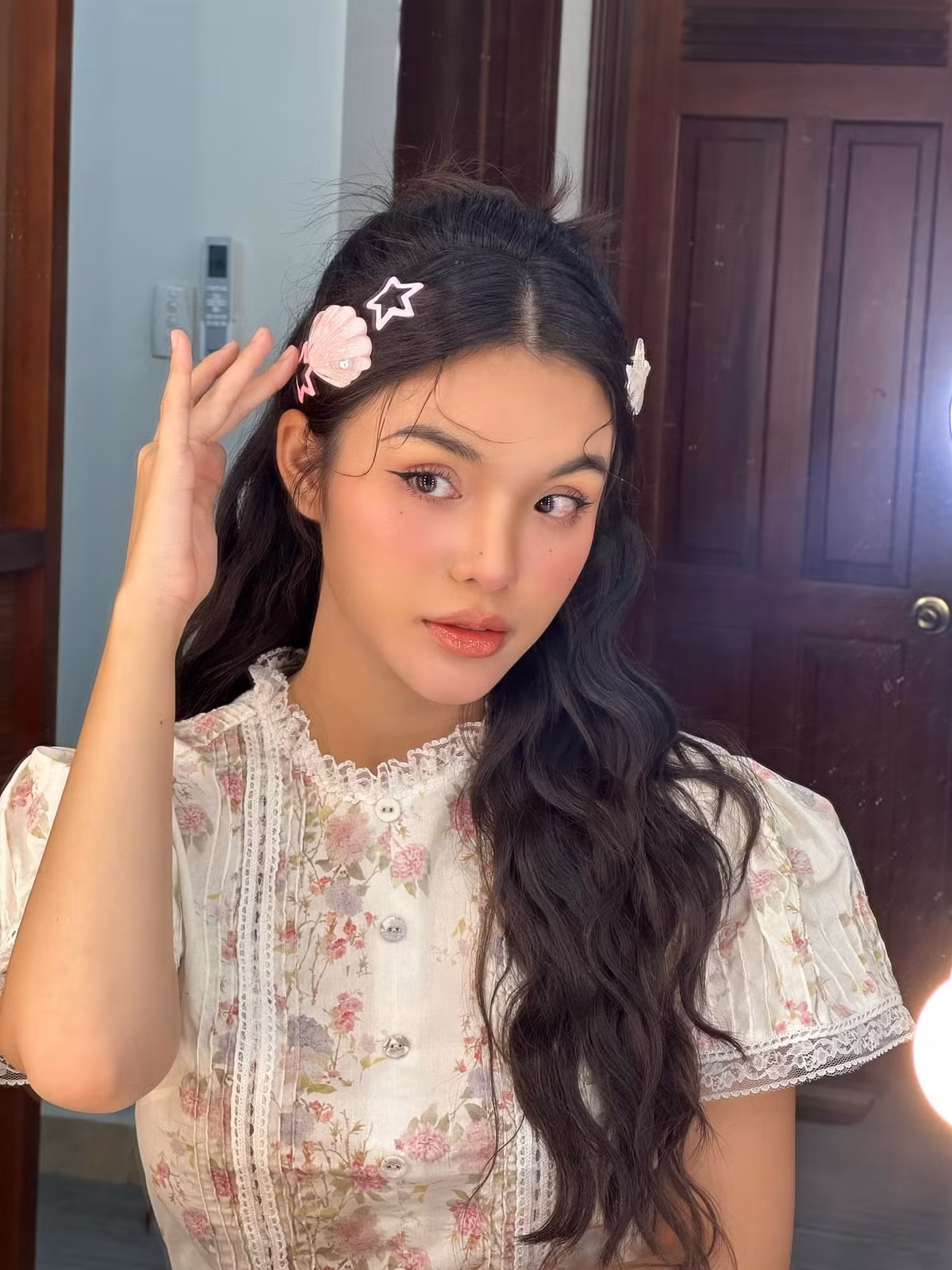 Chưa hết, ông nội Nhật Hạ họ Vĩnh, ba cô họ Bảo, 3 thế hệ trong gia đình không cùng họ với nhau. Cách đặt tên đặc biệt trên xuất phát từ dòng dõi quý tộc, có liên quan đến quy định về đặt tên cho con cháu trong bài thơ Đế Hệ Thi của vua Minh Mạng.