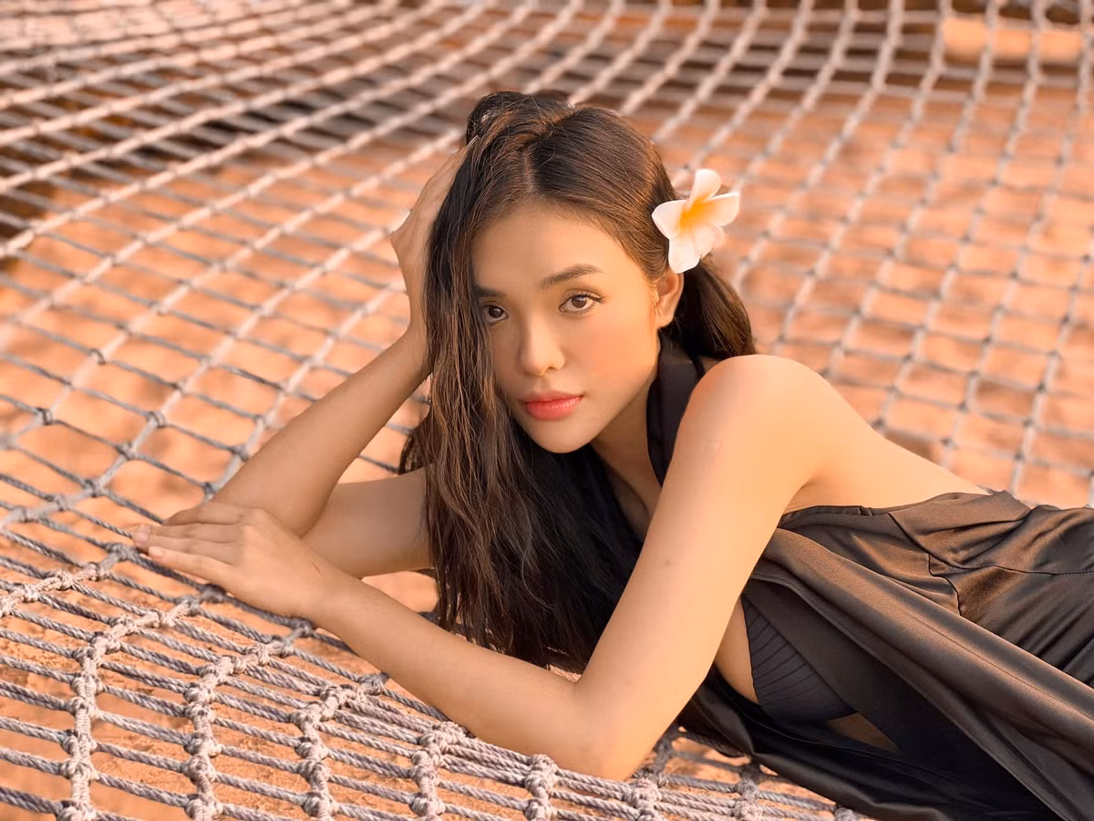 Nhật Hạ hay diện những trang phục theo kiểu tiểu thư sang chảnh.