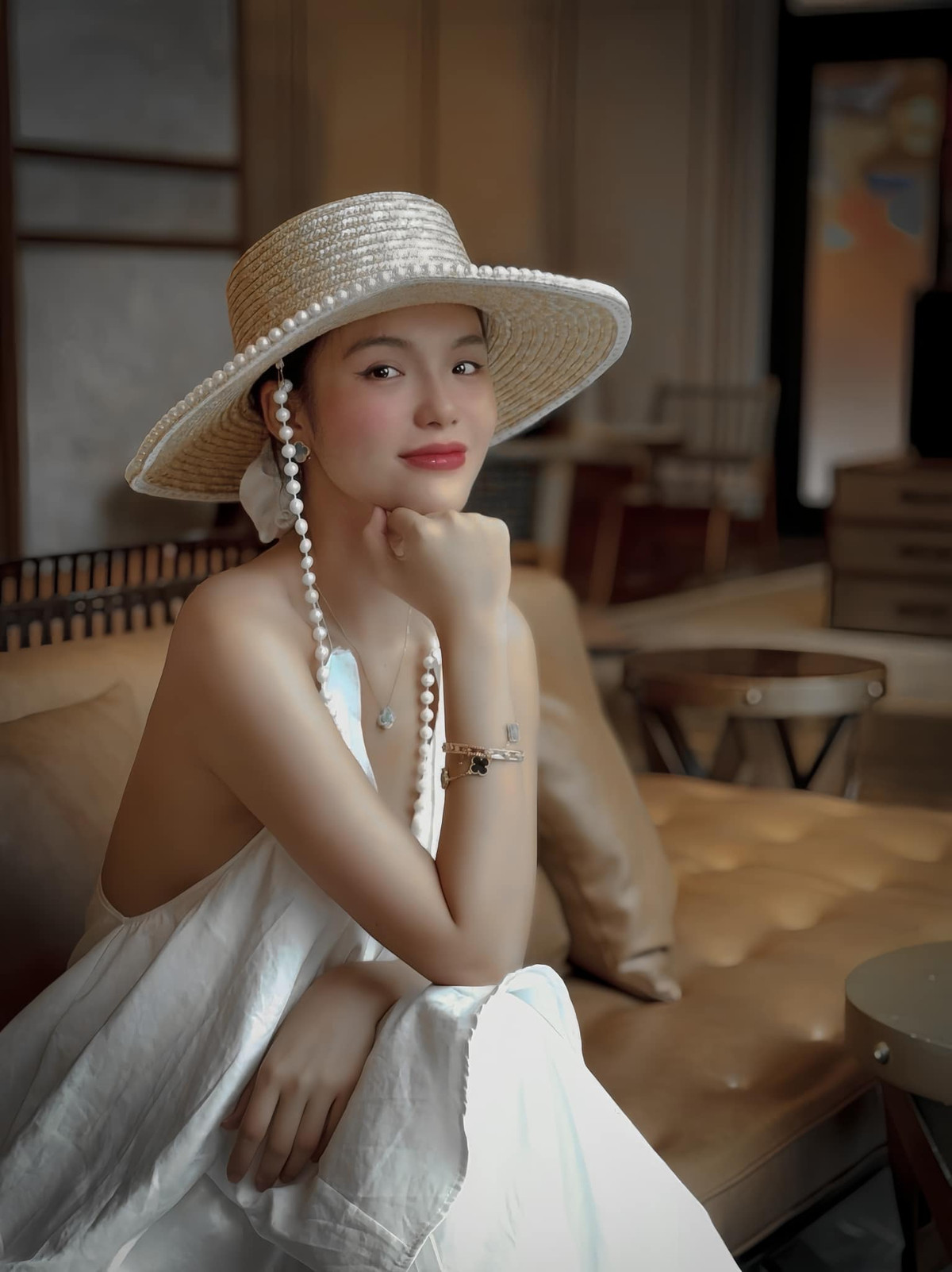 Yeye Nhật Hạ tiết lộ, cô thuộc dòng họ Nguyễn, người gốc Huế. Tên thật của Nhật Hạ là Huyền Tôn Nữ Nhật Hạ.