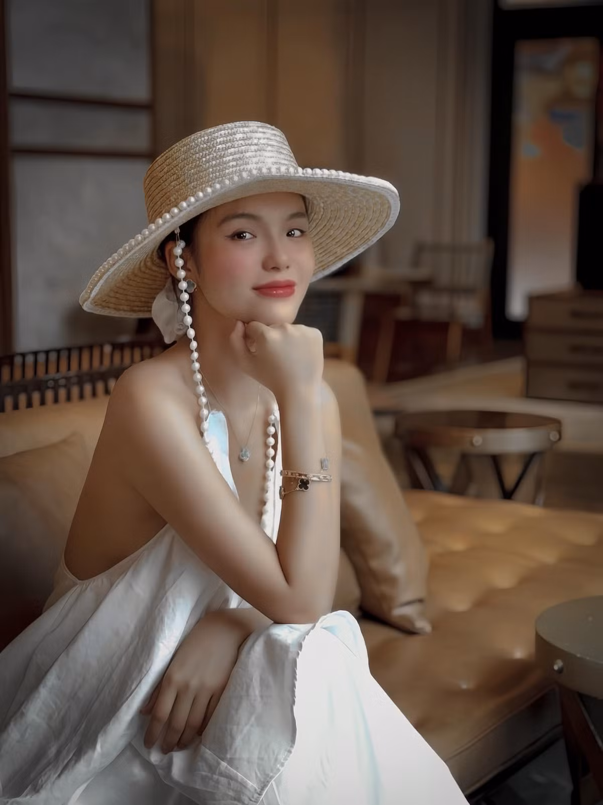 Yeye Nhật Hạ tiết lộ, cô thuộc dòng họ Nguyễn, người gốc Huế. Tên thật của Nhật Hạ là Huyền Tôn Nữ Nhật Hạ.