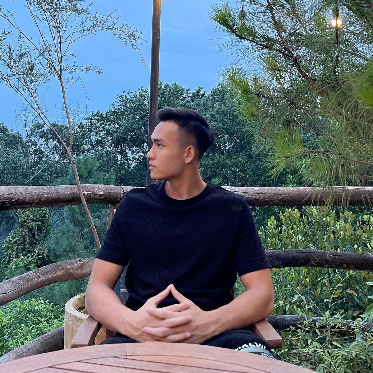 Trên sân bản lĩnh là thế nhưng thứ mà Việt Anh sợ nhất lại chính là nước mắt của mẹ. Vì vậy mà dù có ốm đau, chấn thương hay lo lắng chuyện gì, chàng cầu thủ này cũng không bao giờ nói cho bố mẹ biết.