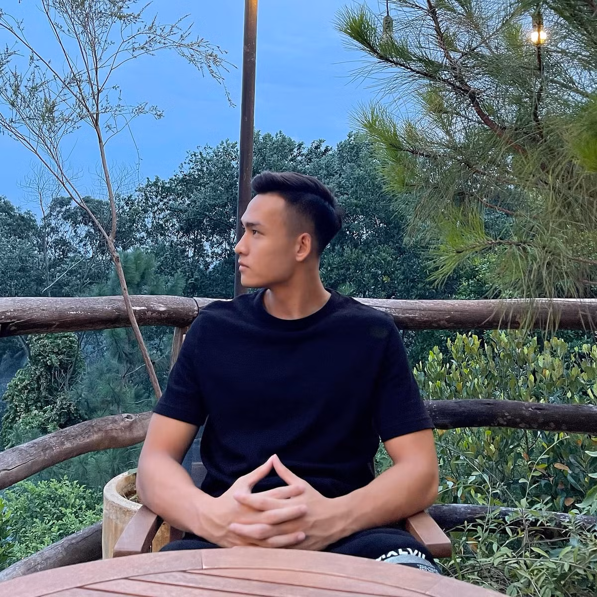 Trên sân bản lĩnh là thế nhưng thứ mà Việt Anh sợ nhất lại chính là nước mắt của mẹ. Vì vậy mà dù có ốm đau, chấn thương hay lo lắng chuyện gì, chàng cầu thủ này cũng không bao giờ nói cho bố mẹ biết.