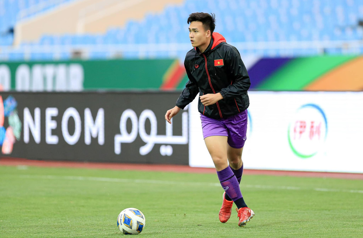 Tuy nhiên đến năm 12 tuổi, gia đình Việt Anh gặp biến cố và rất nhiều khó khăn, bố mẹ chàng cầu thủ U23 Việt Nam phải chuyển vào Bình Dương sinh sống. Từ việc nhớ mẹ thì có thể gặp ngay trong đêm, anh chàng chỉ còn được gặp họ mỗi năm một lần. Có lẽ không ai hình dung hết được những nhớ nhung, lo sợ và rất nhiều cảm xúc khác đã diễn ra trong đầu cậu bé 12 tuổi ấy...