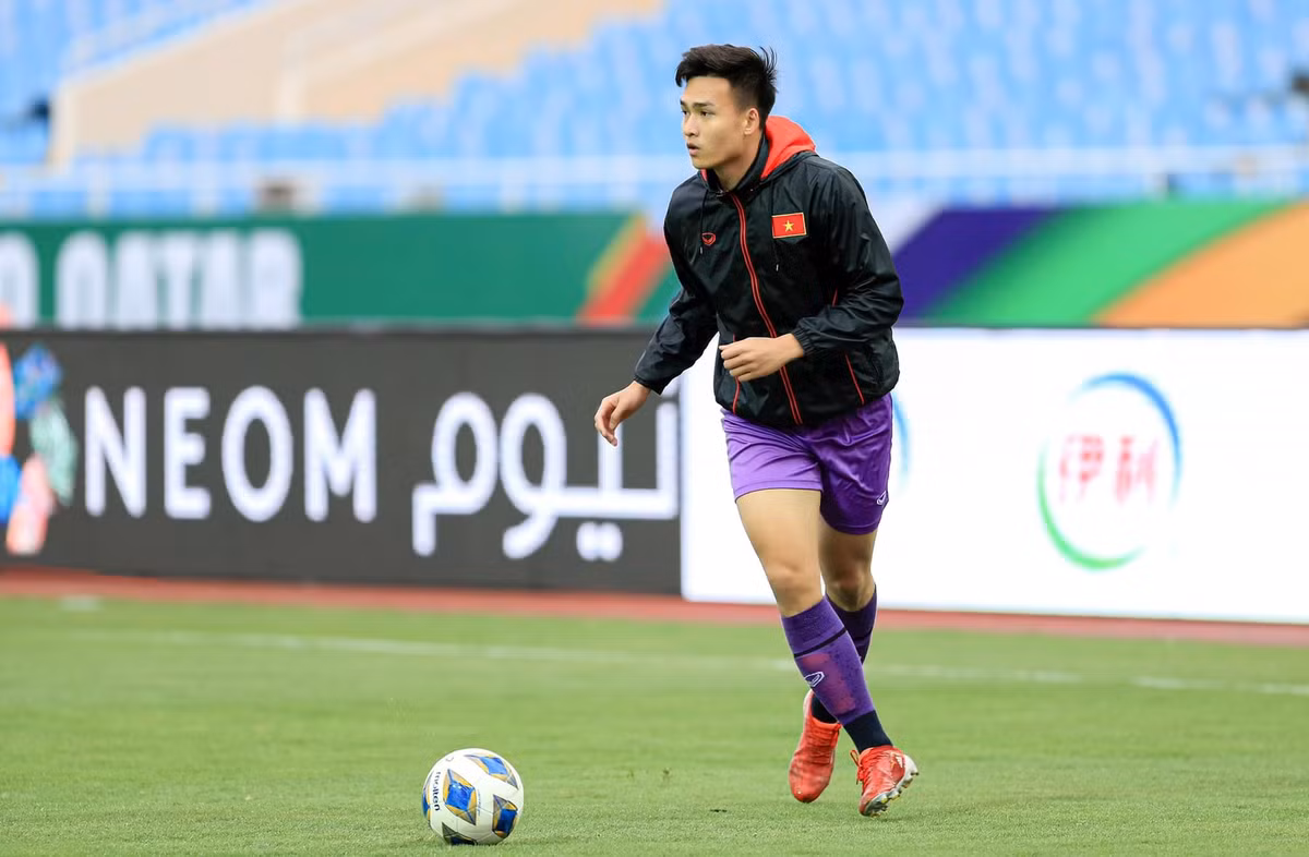 Tuy nhiên đến năm 12 tuổi, gia đình Việt Anh gặp biến cố và rất nhiều khó khăn, bố mẹ chàng cầu thủ U23 Việt Nam phải chuyển vào Bình Dương sinh sống. Từ việc nhớ mẹ thì có thể gặp ngay trong đêm, anh chàng chỉ còn được gặp họ mỗi năm một lần. Có lẽ không ai hình dung hết được những nhớ nhung, lo sợ và rất nhiều cảm xúc khác đã diễn ra trong đầu cậu bé 12 tuổi ấy...