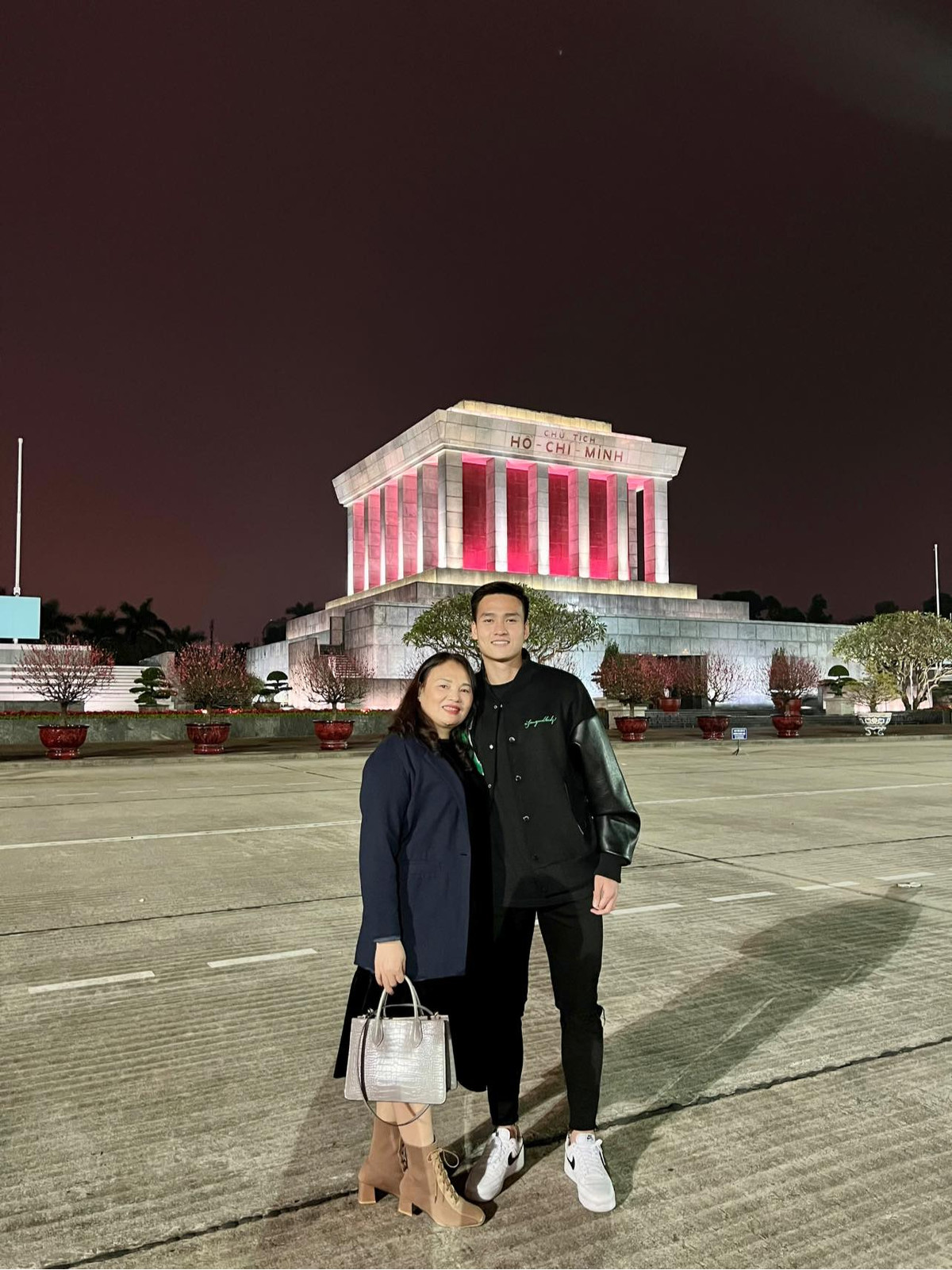 10 tuổi, Việt Anh tham gia một giải đấu cấp huyện và lọt vào "mắt xanh" của các tuyển trạch viên. Thời điểm đó, cô Thắm - mẹ của đội trưởng đội tuyển U23 Việt Nam ở thời điểm hiện tại chia sẻ: "Có những hôm 11h đêm gọi điện cho mẹ, mẹ ơi con nhớ mẹ lắm. Tôi phi xe máy lên trường năng khiếu ngủ với con 1 đêm, sáng hôm sau lại về".