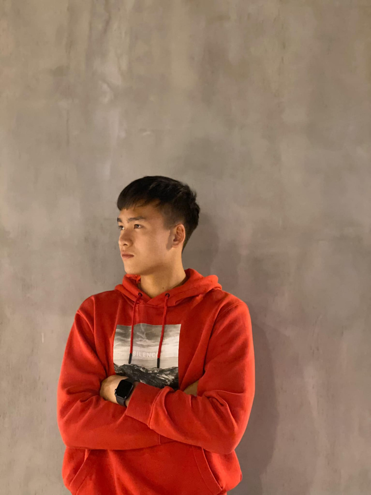 Quyết định mua nhà của Việt Anh đến khi bố chàng trung vệ này bị bệnh. Anh nhanh chóng đón bố ra Hà Nội để chữa trị. May mắn thay, bệnh tình không quá nghiêm trọng nên thay vì giữ tiền nam cầu thủ đã quyết định mua nhà, đưa bố mẹ ra Hà Nội sinh sống cho gần gũi và tiện chăm sóc.