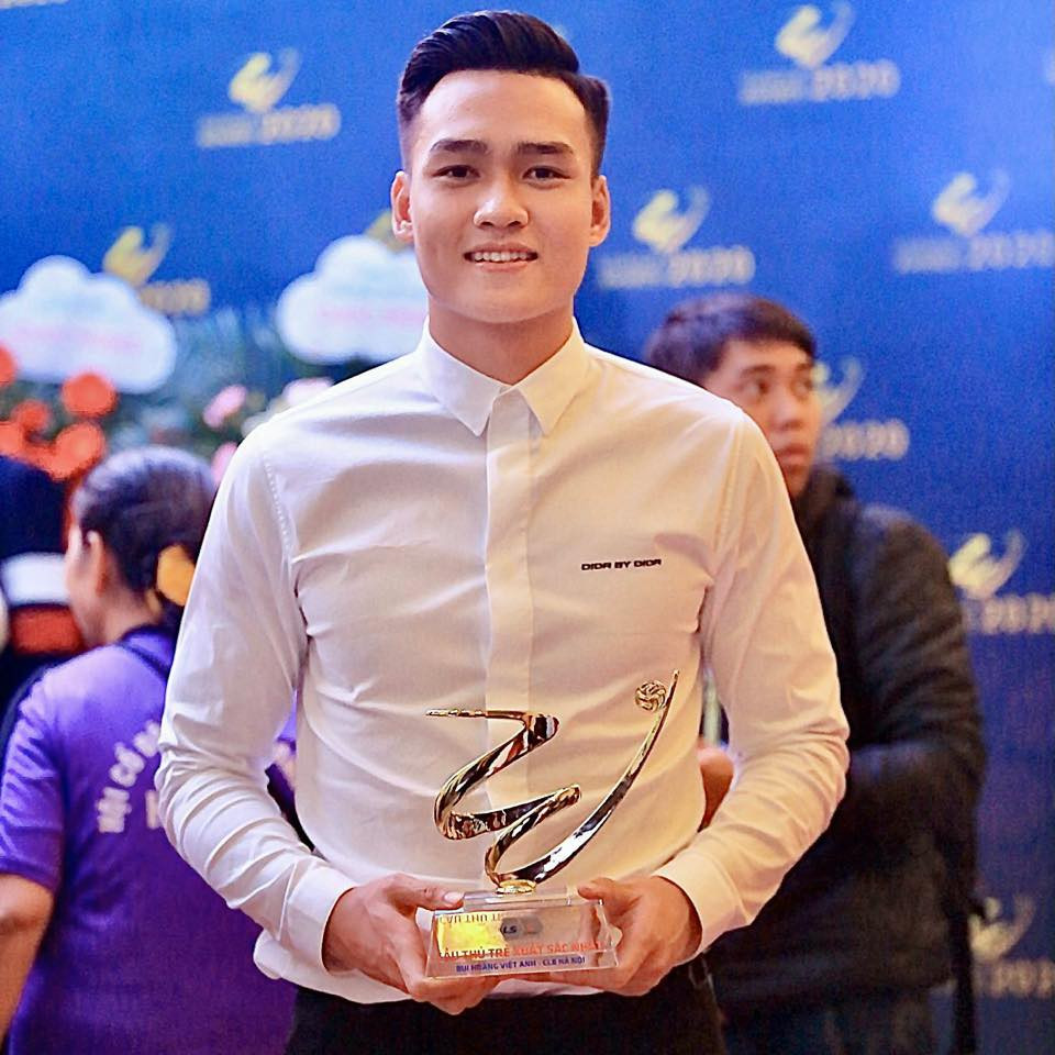 Năm 2019, Việt Anh chưa quá nổi tiếng và thu nhập cũng không cao. Thế nhưng anh chàng vẫn mang số tiền dành dụm bấy lâu và vay thêm bạn bè, đồng đội để mua nhà. Lý do một lần nữa lại là vì gia đình.