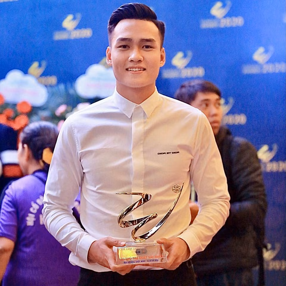 Năm 2019, Việt Anh chưa quá nổi tiếng và thu nhập cũng không cao. Thế nhưng anh chàng vẫn mang số tiền dành dụm bấy lâu và vay thêm bạn bè, đồng đội để mua nhà. Lý do một lần nữa lại là vì gia đình.