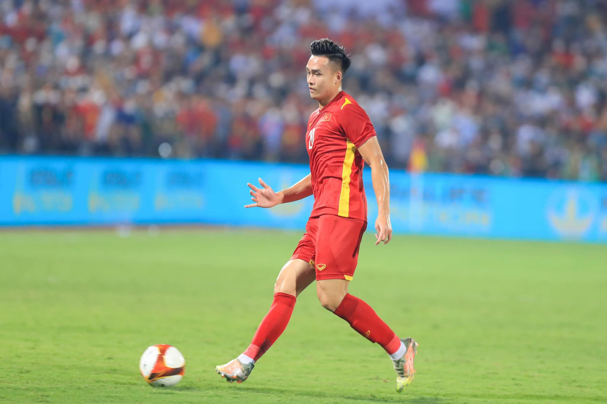 Khác với nhiều cầu thủ khác, thường tìm đến bóng đá như một con đường thoát nghèo thì Bùi Hoàng Việt Anh lại được gia đình chăm sóc, chiều chuộng từ nhỏ. Dù không phải quá giàu có nhưng bố mẹ chàng cầu thủ luôn lo lắng từng li từng tí, không để con trai thiếu thốn bất cứ thứ gì.