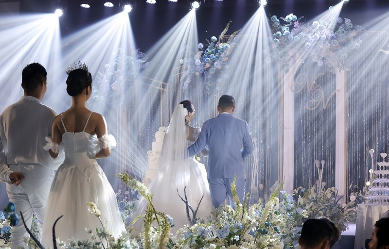 Tuy nhiên, với mong muốn vẫn được giữ cho mình một khoảng trời bình yên phía sau ánh đèn sân khấu, Tân Nhàn và chồng quyết định không công khai hình ảnh của tân lang trên các phương tiện truyền thông.