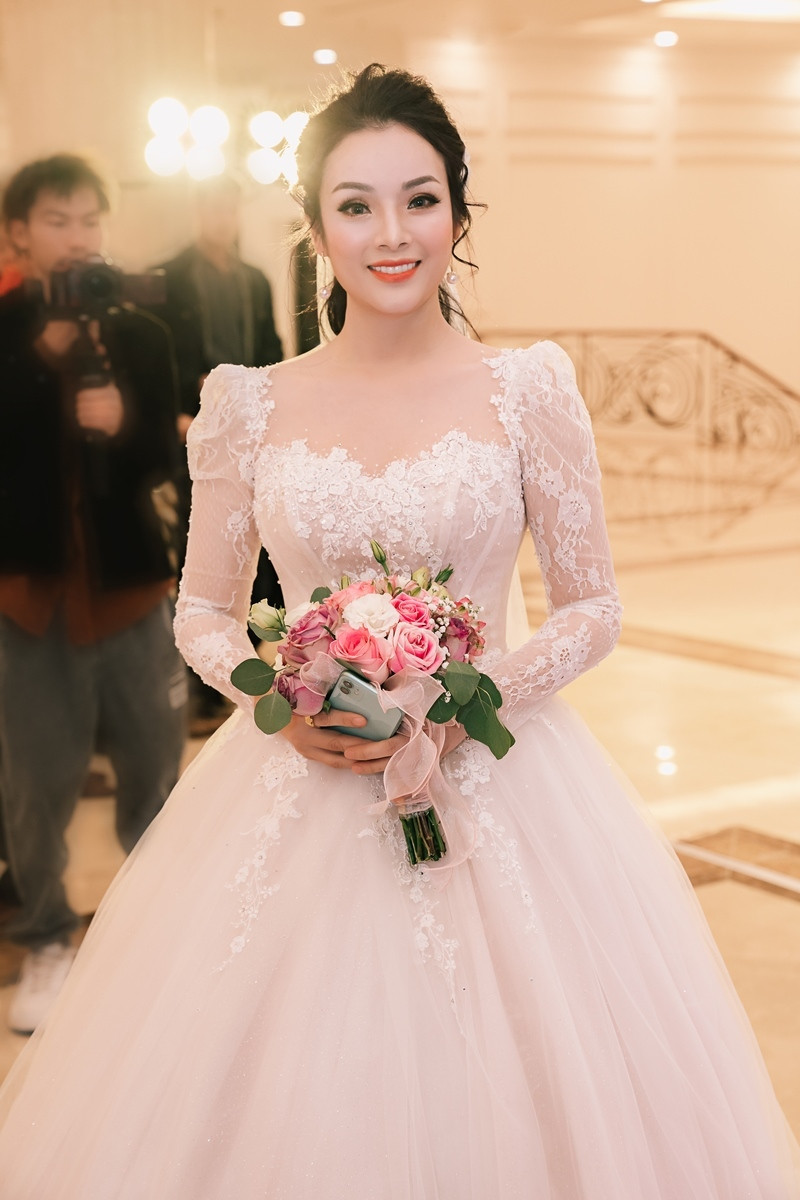 Với quan điểm là một nghệ sĩ thì mang đến cho đời vẻ đẹp của lời ca tiếng hát, nỗ lực cống hiến không ngừng tới khán giả những sản phẩm nghệ thuật tốt nhất là đủ, ca sĩ Tân Nhàn luôn muốn giữ cho mình khoảng trời riêng về cuộc sống cá nhân. Vì vậy, cô cũng chưa từng thông báo đến khán giả việc mình đã ly hôn nam ca sĩ Tuấn Anh trước đó.