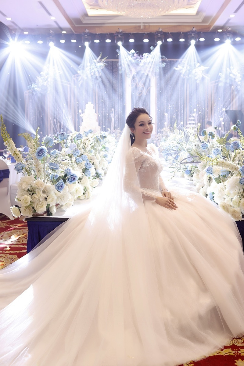 Cô dâu Tân Nhàn tràn ngập hạnh phúc trên gương mặt trong ngày kết hôn.