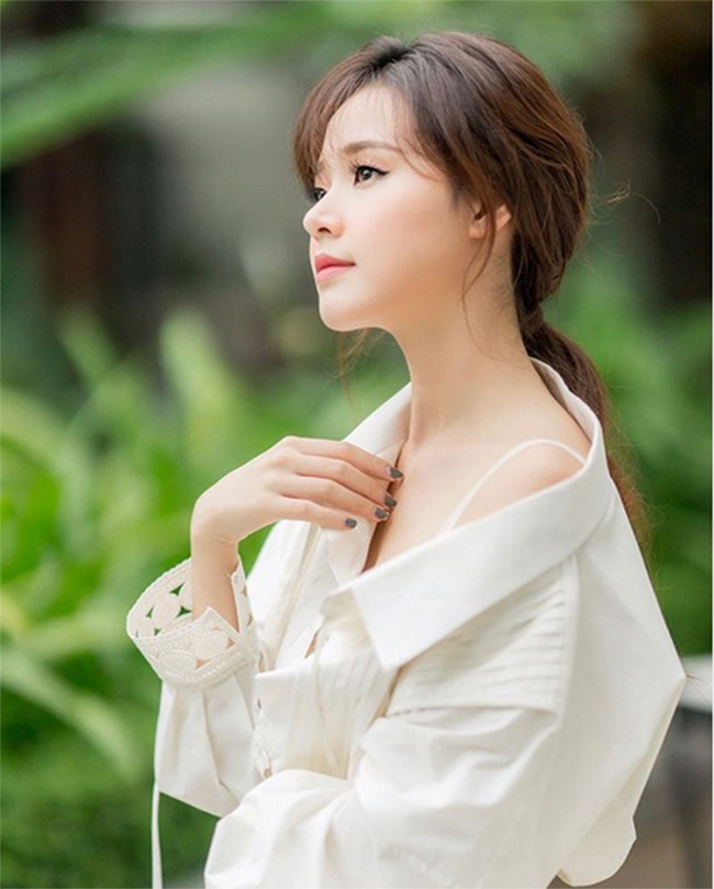 Hot girl đời đầu - Midu từng xuất sắc đỗ á khoa của Trường Đại học Kiến trúc danh giá, chuyên ngành thiết kế thời trang.