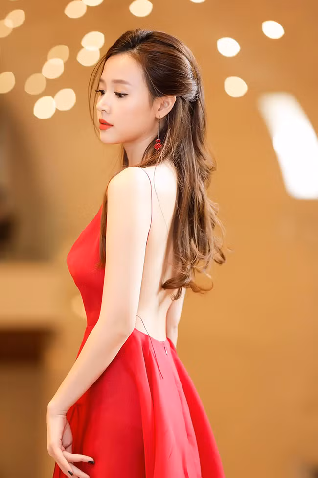 Có khuôn mặt nàng thơ nhưng thỉnh thoảng cựu hot girl khiến fan đứng ngồi không yên với những bức hình vô cùng gợi cảm.