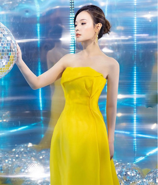 Midu từng nhận lời mời tham gia công tác trợ giảng tại ĐH HUTECH với vai trò hướng dẫn môn Đồ án Xử lý chất liệu thời trang cho sinh viên ngành Thiết kế Thời trang.