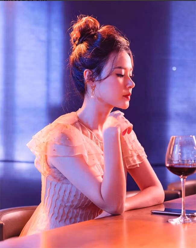  Midu tên thật Đặng Thị Mỹ Dung, sinh ngày 5/10/1989 ở TP HCM. Cô nàng là hot girl đời đầu được biết đến là một Miss Teen, nữ diễn viên, người mẫu, giảng viên kiêm doanh nhân thành đạt.