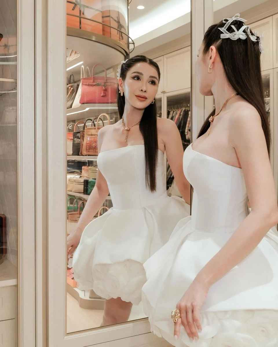 Mới đây, Jamie Chua trở thành người sở hữu nhiều túi Hermès Birkin nhất trên thế giới. Bà được cho là có hơn 200 chiếc với đủ màu sắc, kích cỡ.